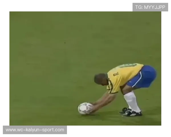 任意球短传配合突破人墙，随后破门得手成经典